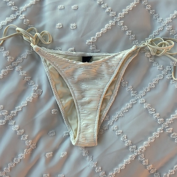 BRAND NEW White Triangl Bikini Set, M Top S Bottom - Picture 3 of 5